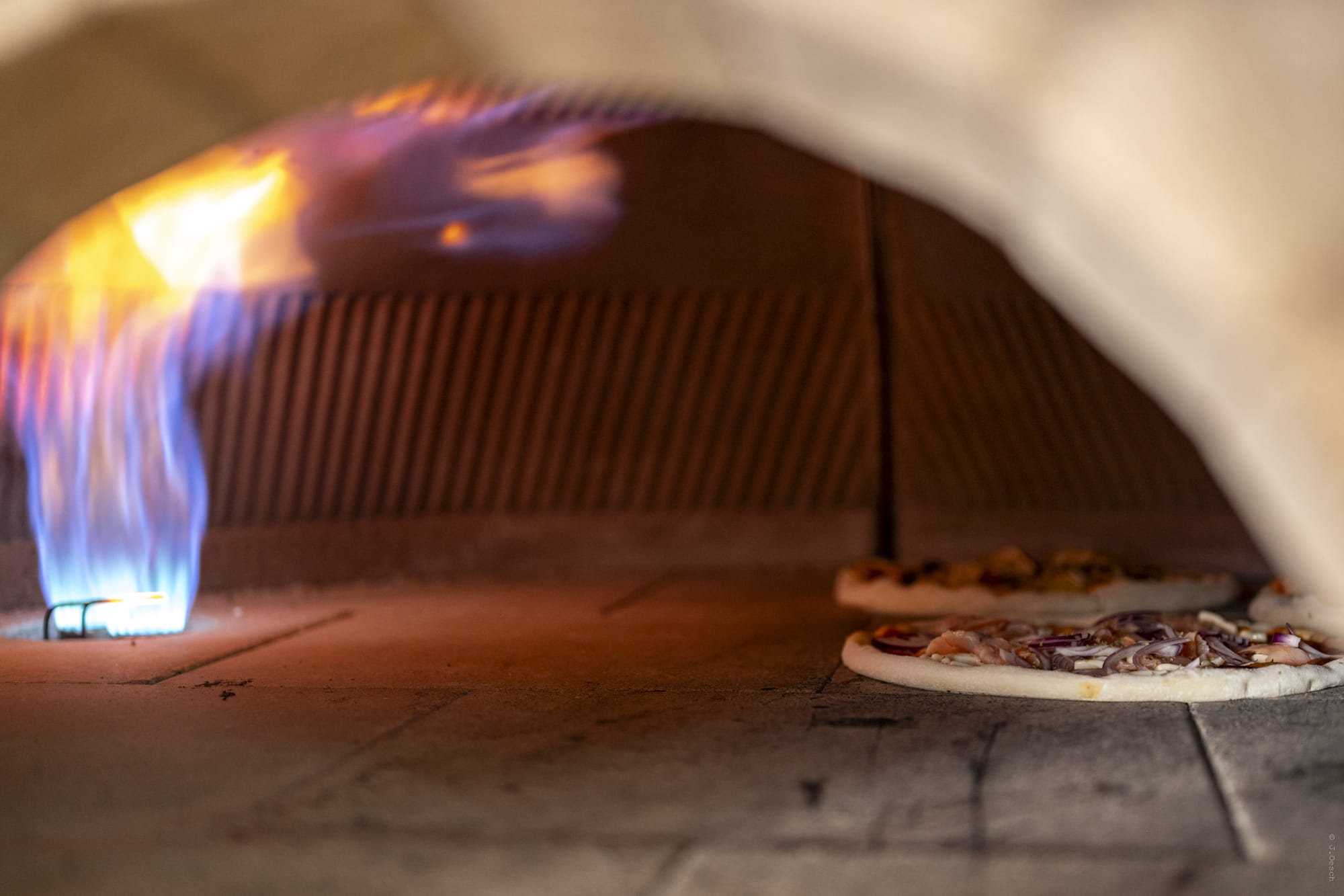 Four à pizza en flamme