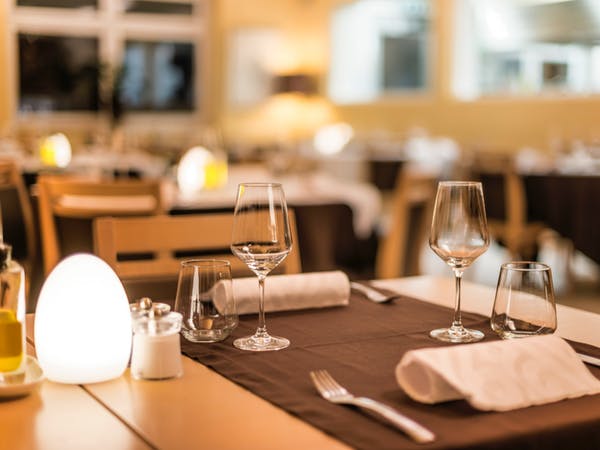 Restaurant — salle lumineuse